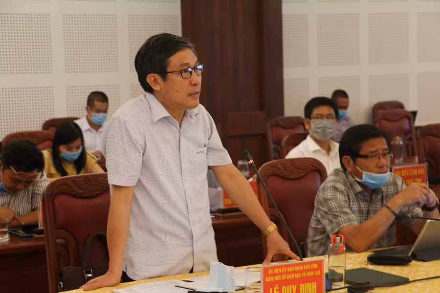Ông Lê Duy Định-Giám đốc Sở Giáo dục và Đào tạo nêu giải ý kiến tại hội nghị. Ảnh: Quang Tấn