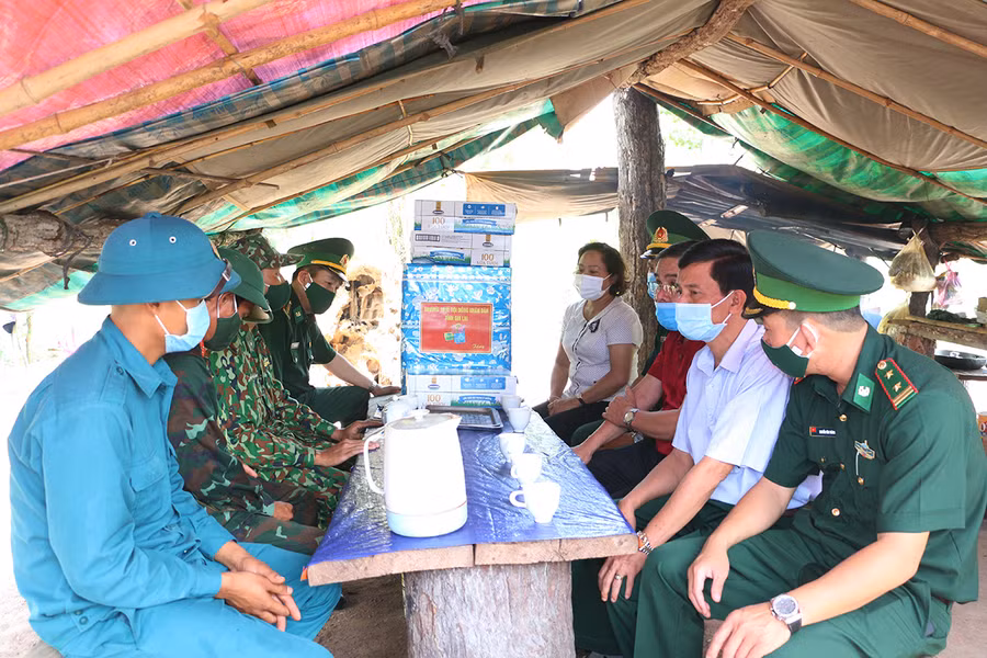 Đoàn đã đến thăm, động viên cán bộ, chiến sĩ đang làm nhiệm vụ tại chốt 2 Đồn Biên phòng Ia Lốp. Ảnh: Quang Tấn