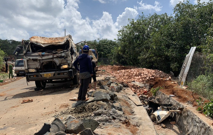 Hiện trường vụ tai nạn khiến 2 người chết, 1 người bị thương nặng Hiện trường vụ tai nạn khiến 2 người chết, 1 người bị thương nặng