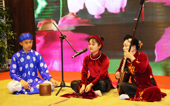 Những đào nương “nhí” là “mầm xanh di sản”, đang nắm giữ tương lai của ca trù. Những đào nương “nhí” là “mầm xanh di sản”, đang nắm giữ tương lai của ca trù.