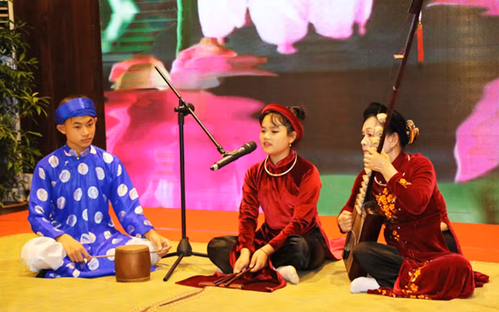 Những đào nương “nhí” là “mầm xanh di sản”, đang nắm giữ tương lai của ca trù. Những đào nương “nhí” là “mầm xanh di sản”, đang nắm giữ tương lai của ca trù.