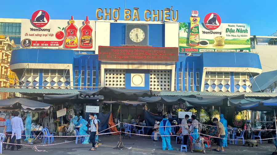 Chiều 26.6, lực lượng chức năng tạm phong toả khu vực chợ Bà Chiểu (P.1, Q.Bình Thạnh, TP.HCM), lấy mẫu xét nghiệm Covid-19 cho tiểu thương do liên quan 1 ca nghi nhiễm. ẢNH: HÂN HỒ