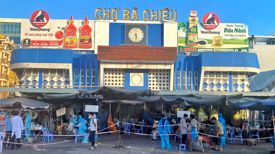 Chiều 26.6, lực lượng chức năng tạm phong toả khu vực chợ Bà Chiểu (P.1, Q.Bình Thạnh, TP.HCM), lấy mẫu xét nghiệm Covid-19 cho tiểu thương do liên quan 1 ca nghi nhiễm. ẢNH: HÂN HỒ