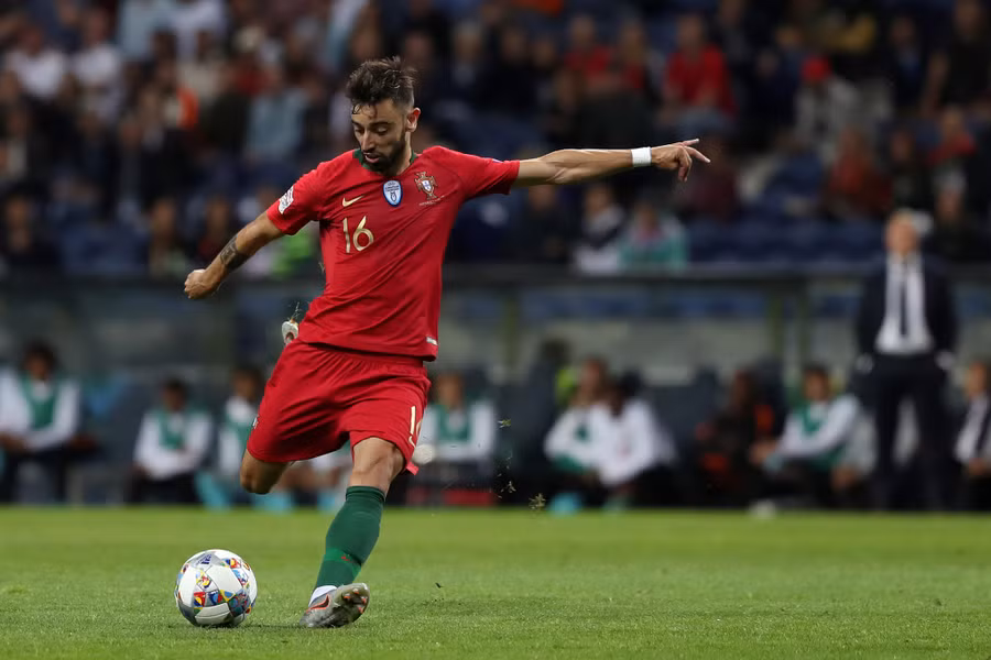 Bruno Fernandes chỉ huy hàng tiền vệ. Ảnh: AFP