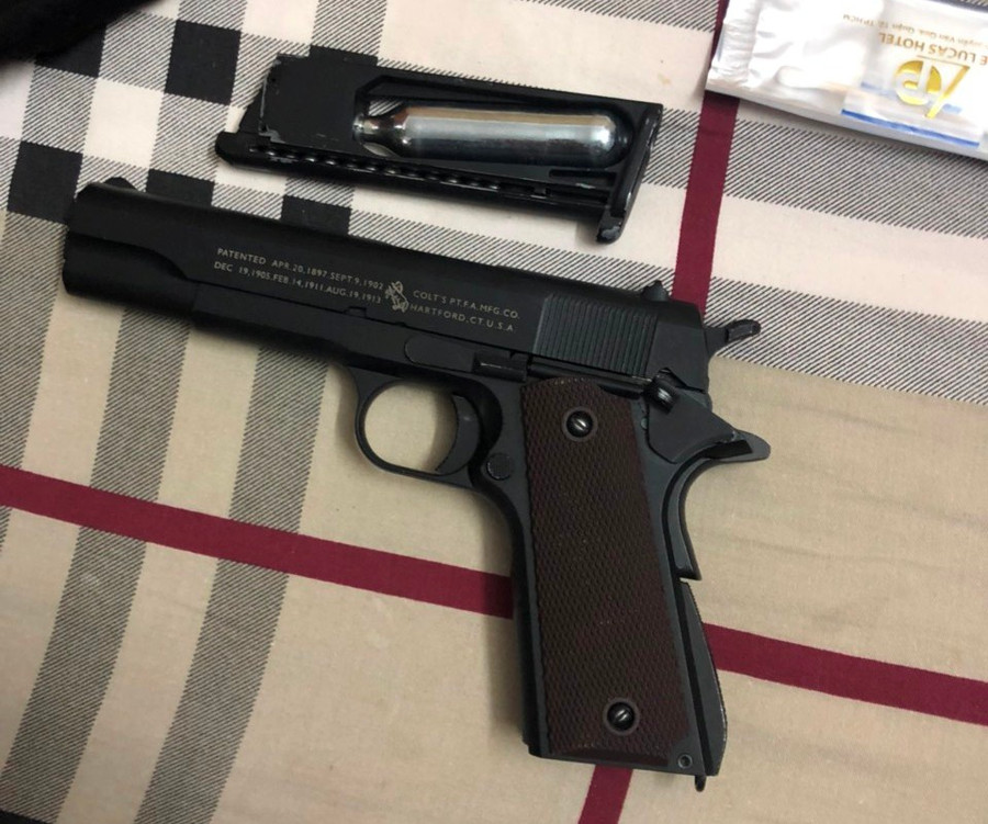 Công an thu giữ khẩu súng bắn đạn bi - ẢNH: TRẦN KHA