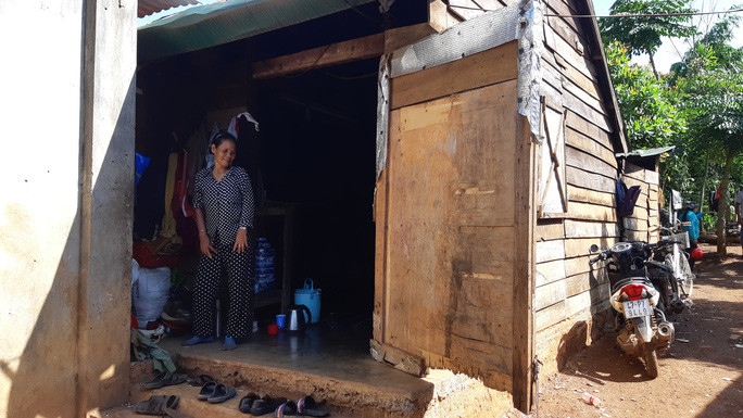 Gia đình em Y H. Bkrông thuộc diện hộ cận nghèo, không có tiền đóng quỹ nên bị giữ học bạ