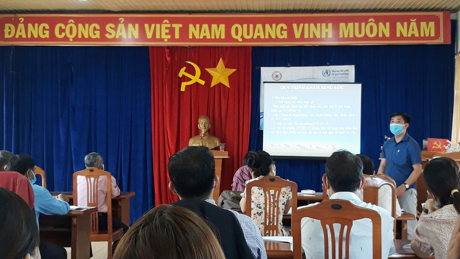 Cán bộ Viện Vệ sinh Dịch tễ Tây Nguyên phổ biến công tác tiêm Vắc xin phòng Covid-19. Ảnh: Lê Văn Châu