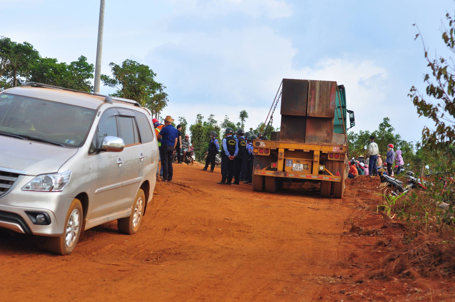 Doanh nghiệp điện gió huy động hàng chục bảo vệ để hộ tống các phương tiện thi công