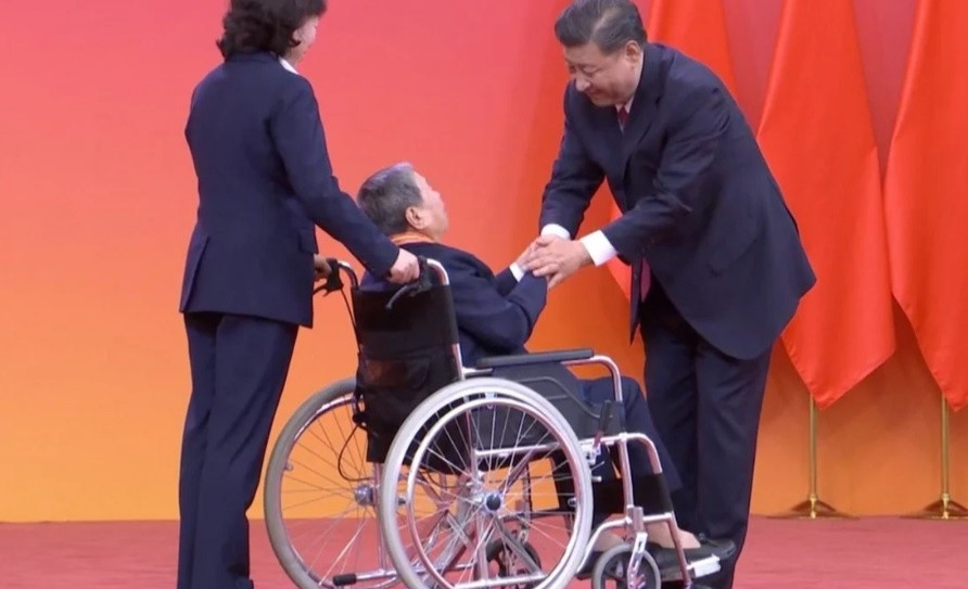 Chủ tịch Trung Quốc Tập Cận Bình trong lễ trao “huân chương 1.7” cho 29 đảng viên đảng Cộng sản Trung Quốc ở Bắc Kinh ngày 29.6 - Chụp màn hình SCMP