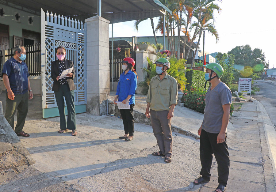 Tổ truy vết (tổ 2, thị trấn Kông Chro) tuyên truyền người dân thực hiện phòng dịch theo thông điệp 5K của Bộ Y tế. Ảnh Ngọc Minh 