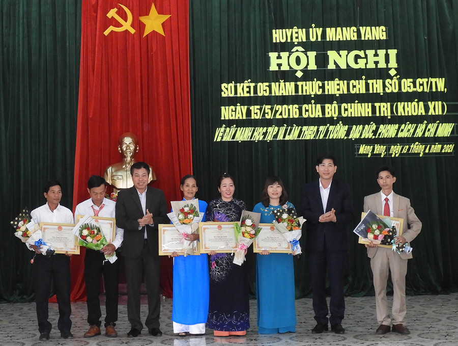 Lãnh đạo Huyện ủy và Ban Tuyên giáo Huyện ủy Mang Yang trao giấy khen cho các tập thể, cá nhân có thành tích xuất sắc trong 5 năm thực hiện Chỉ thị số 05-CT/TW của Bộ Chính trị. Ảnh: Thanh Nhật Lãnh đạo Huyện ủy và Ban Tuyên giáo Huyện ủy trao giấy khen cho các tập thể, cá nhân có thành tích xuất sắc trong 5 năm thực hiện Chỉ thị số 05-CT/TW của Bộ Chính trị. Ảnh: Thanh Nhật