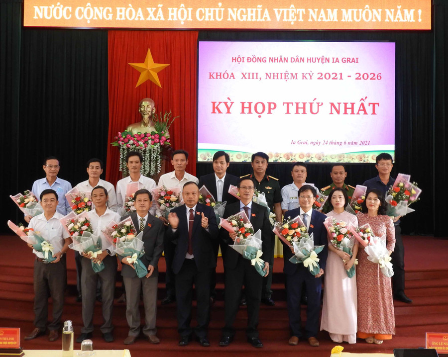 THANH NHẬT -Các chức danh UBND huyện Ia Grai khoá XIII ra mắt nhận nhiệm vụ DSCN0155