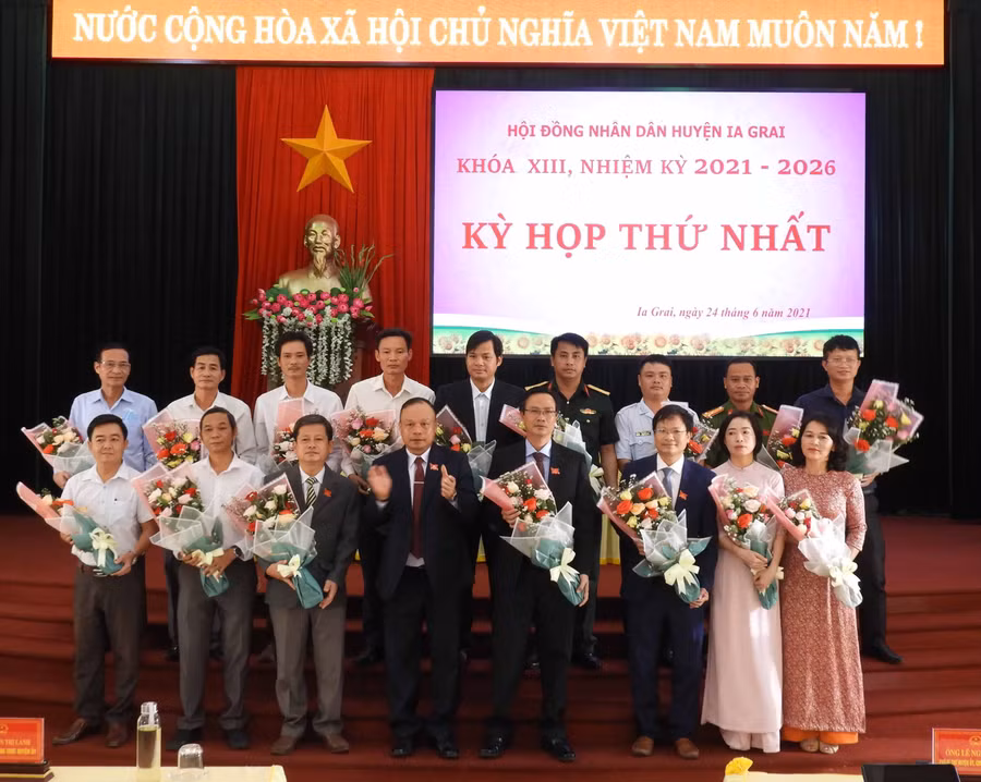 THANH NHẬT -Các chức danh UBND huyện Ia Grai khoá XIII ra mắt nhận nhiệm vụ DSCN0155