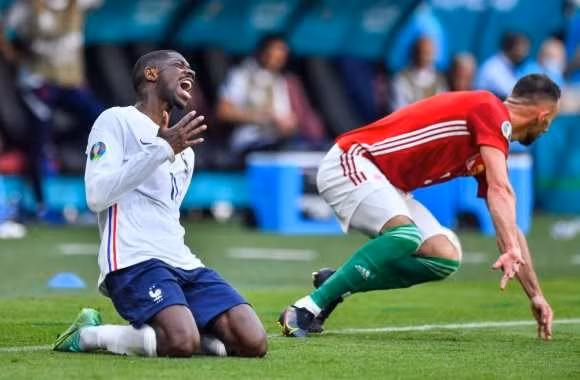 Ousmane Dembele phải chia tay EURO 2020 chỉ sau 30 phút thi đấu. Ảnh: UEFA