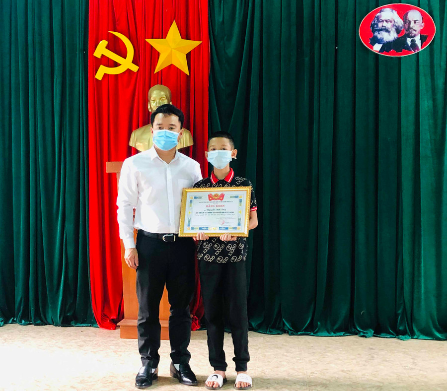Anh Đỗ Duy Nam-Phó Bí thư Tỉnh Đoàn, Chủ tịch Hội đồng Đội tỉnh tặng bằng khen gương người tốt-việc tốt cho em Trần Nguyễn Anh Duy. Ảnh: Thủy Bình