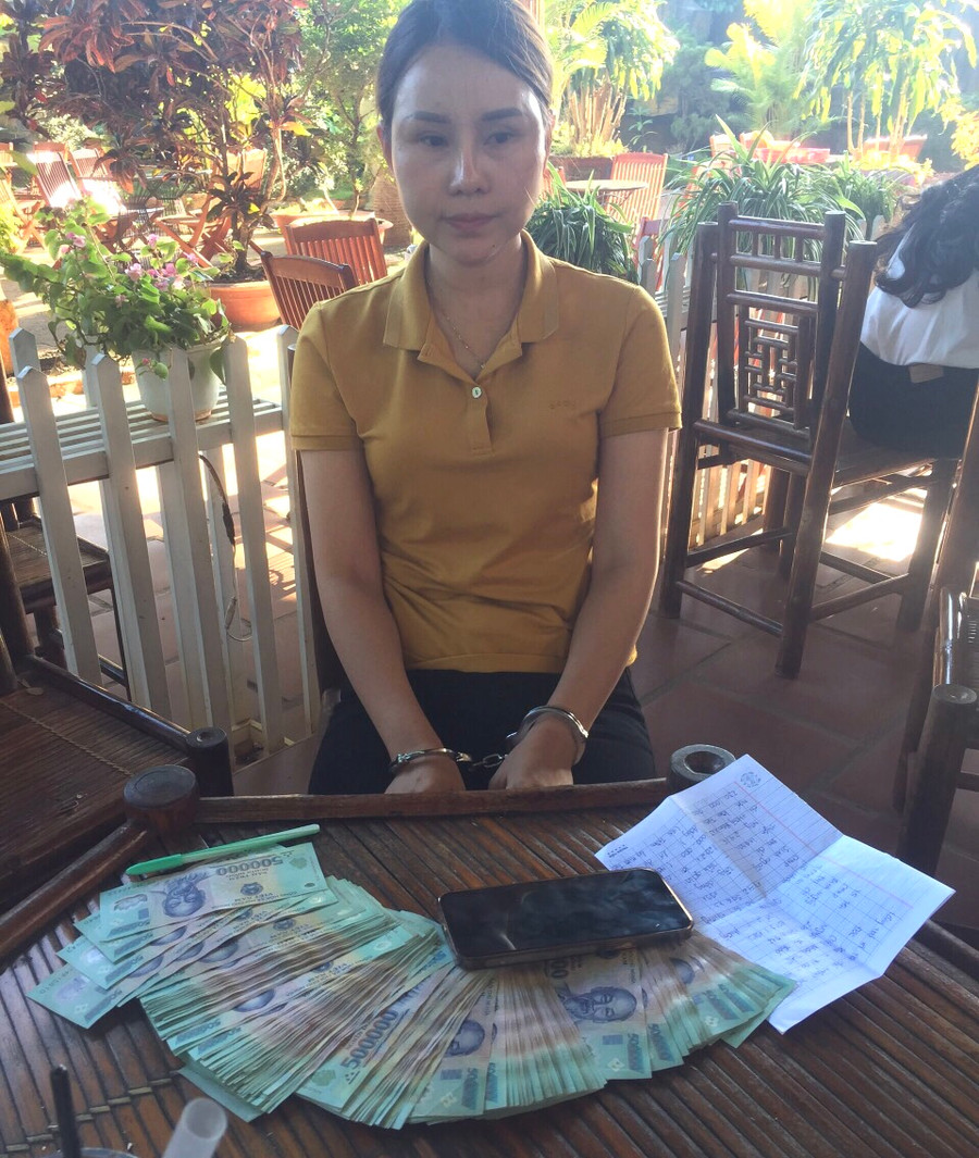  Đối tượng Nguyễn Thị Thảo bị bắt quả tang cùng số tiền lừa đảo “chạy án”. Ảnh: Thúy Trinh
