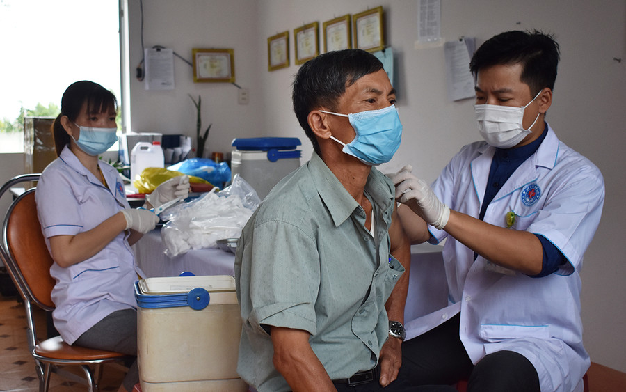 Tiêm vắc xin cho đối tượng ưu tiên đợt 2. Ảnh: Minh Thoan Tiêm vắc xin cho đối tượng ưu tiên đợt 2. Ảnh: Minh Thoan