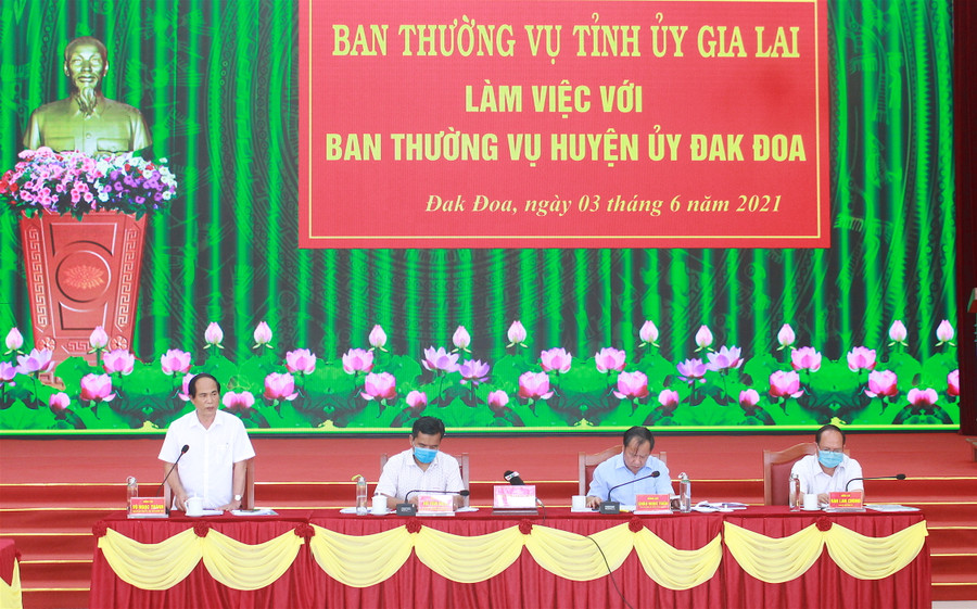 Chủ tịch UBND tỉnh Võ Ngọc Thành lưu ý huyện Đak Đoa một số vấn đề liên quan đến quản lý, bảo vệ rừng và phòng-chống dịch bệnh. Ảnh: Hồng Thi