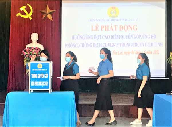 Đoàn viên Công đoàn trong tỉnh tham gia ủng hộ phòng-chống dịch Covid-19. Ảnh. Đinh Yến