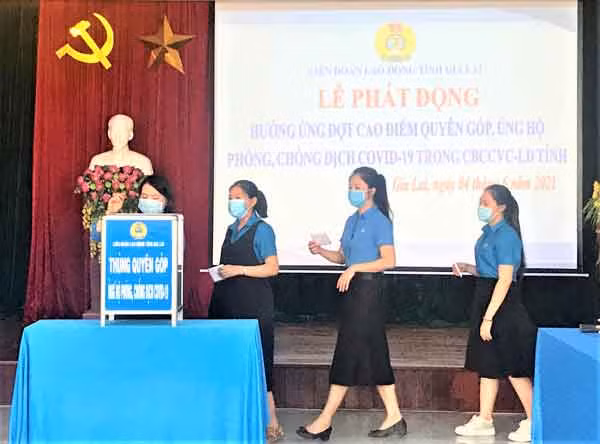 Đoàn viên Công đoàn trong tỉnh tham gia ủng hộ phòng-chống dịch Covid-19. Ảnh. Đinh Yến