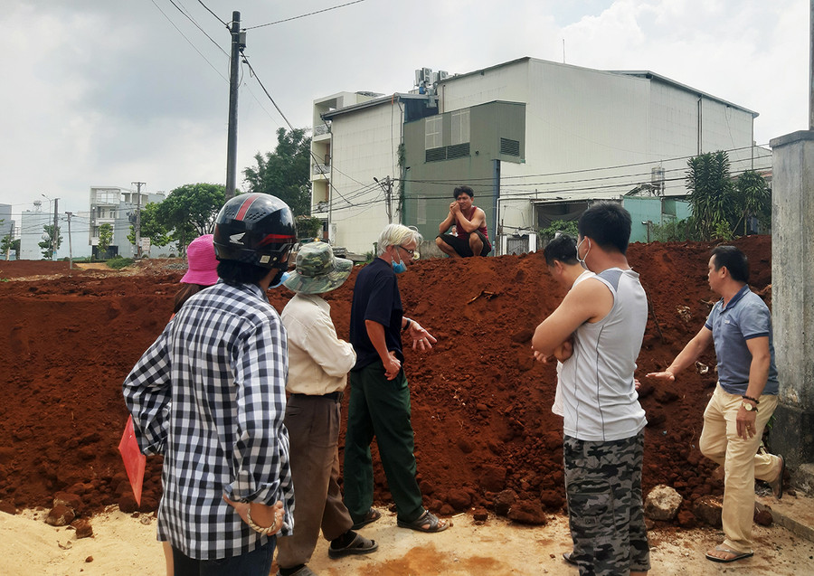 Người dân hẻm 82 Bà Triệu, phường Phù Đổng, TP. Pleiku bức xúc vì bị đơn vị thi công dự án đổ đất san lắp mặt bằng bịt kín một đầu con hẻm cản trở đi lại. Ảnh: Minh Triều