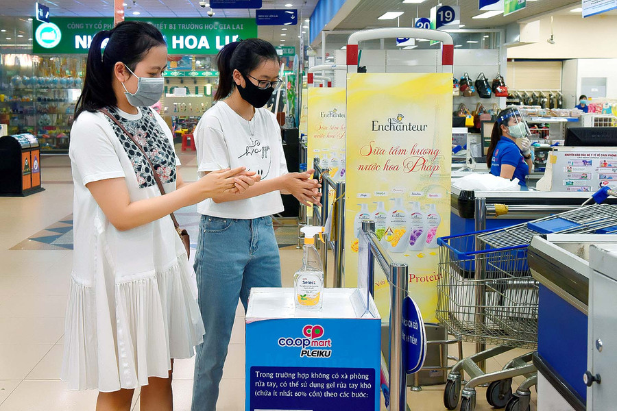 Người dân đã nêu cao ý thức trong việc sử dụng khẩu trang và tuân thủ sát khuẩn tay ở nơi công cộng.