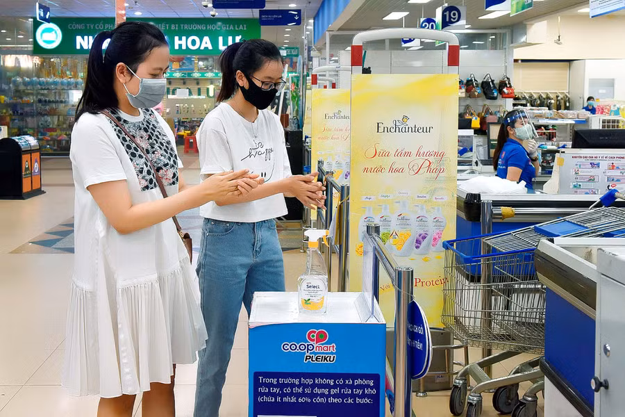 Người dân đã nêu cao ý thức trong việc sử dụng khẩu trang và tuân thủ sát khuẩn tay ở nơi công cộng.