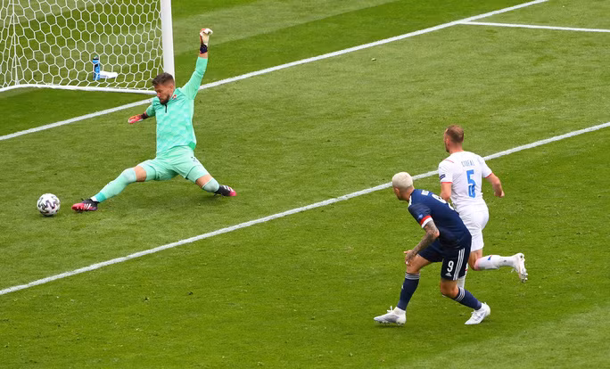  Vaclik cứu thua sau pha dứt điểm cận thành của Lyndon Dykes...