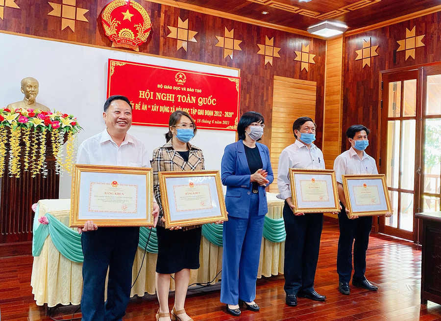 Thừa ủy nhiệm của Bộ trưởng Bộ GD-ĐT, Phó Chủ tịch UBND tỉnh Nguyễn Thị Thanh Lịch trao bằng khen cho 4 tập thể và cá nhân có thành tích xuất sắc. Ảnh: Hồng Thi  Thừa ủy nhiệm của Bộ trưởng Bộ GD-ĐT, Phó Chủ tịch UBND tỉnh Nguyễn Thị Thanh Lịch trao bằng khen cho 4 tập thể và cá nhân có thành tích xuất sắc. Ảnh: Hồng Thi