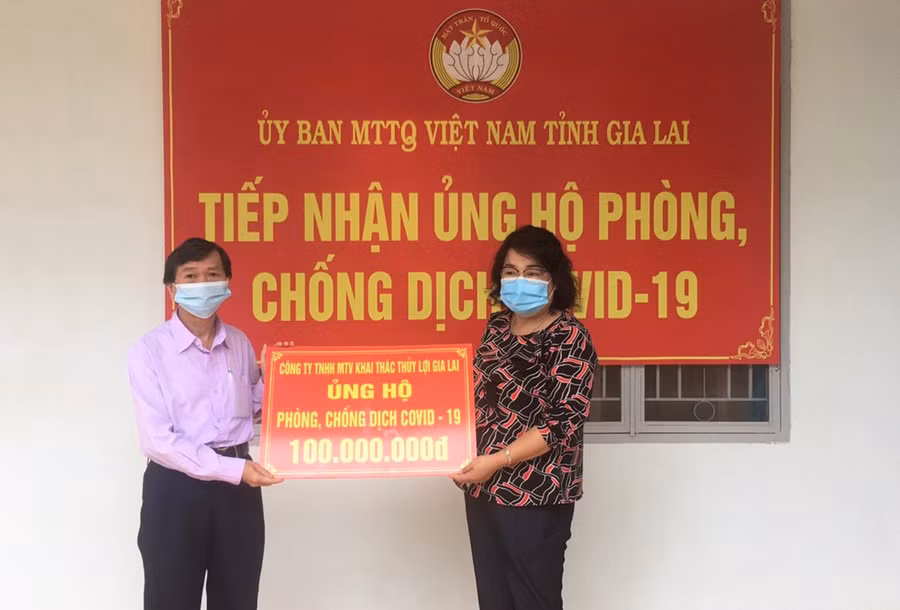  Đại diện Công ty TNHH một thành viên Khai thác công trình thủy lợi Gia Lai trao số tiền 100 triệu đồng ủng hộ công tác phòng-chống Covid-19 của tỉnh. Ảnh: Lê Đại