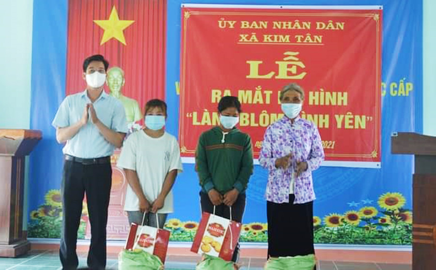 Tặng quà cho các hộ có hoàn cảnh khó khăn ở làng Blôm. Ảnh: Kỳ Anh Tặng quà cho các hộ nghèo ở làng Blôm. Ảnh: Kỳ Anh