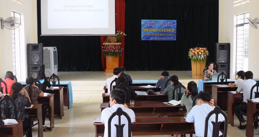 Ban Chỉ đạo Tổng điều tra kinh tế TP. Pleiku hướng dẫn nghiệp vụ cho Ban Chỉ đạo các xã, phường và các điều tra viên trên địa bàn thành phố. Ảnh: Minh Nguyễn