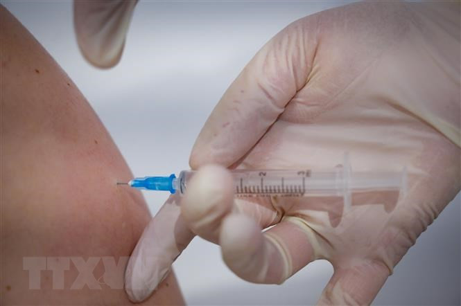 Nhân viên y tế tiêm vaccine phòng COVID-19 cho người dân. (Ảnh: AFP/TTXVN)