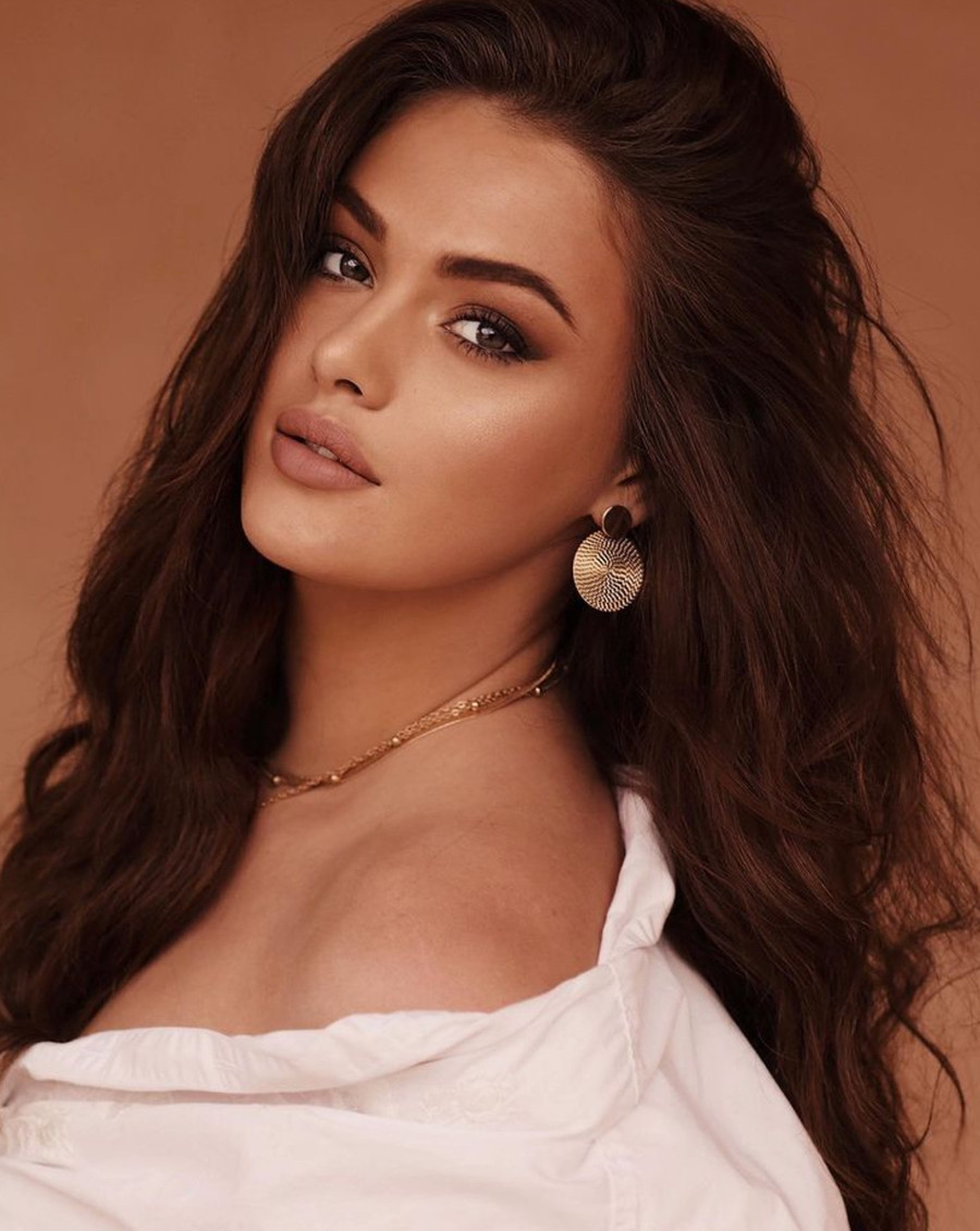 Nữ hoàng sắc đẹp mới của nước Pháp không giấu nổi niềm hạnh phúc khi đăng quang hoa hậu. Trên Instagram, mỹ nhân khoe ảnh chụp sash và chiếc vương miện danh giá. Cô bộc bạch: “Tôi rất vinh dự khi trở thành tân Hoa hậu Quốc tế Pháp và tự hào khi đại diện nước nhà tham gia cuộc thi Miss International ở Nhật Bản vào tháng 11 tới”. ẢNH: INSTAGRAM NV