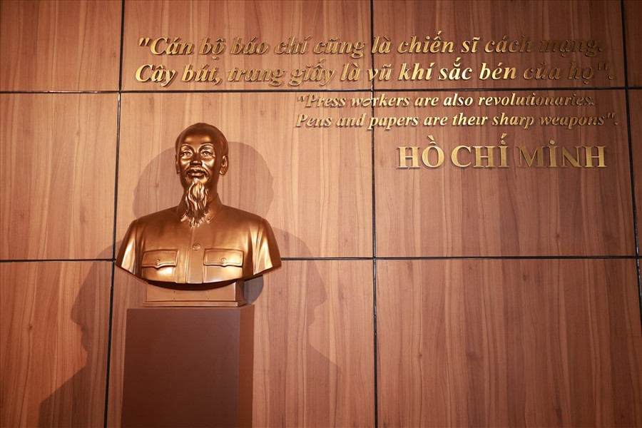 Hiện vật trưng bày tại Bảo tàng Báo chí Việt Nam chia làm 5 giai đoạn: 1865-1925, 1925-1945, 1945-1954, 1954-1975 và 1975 đến nay. Bác Hồ là người khai sinh ra nền báo chí Cách mạng Việt Nam.