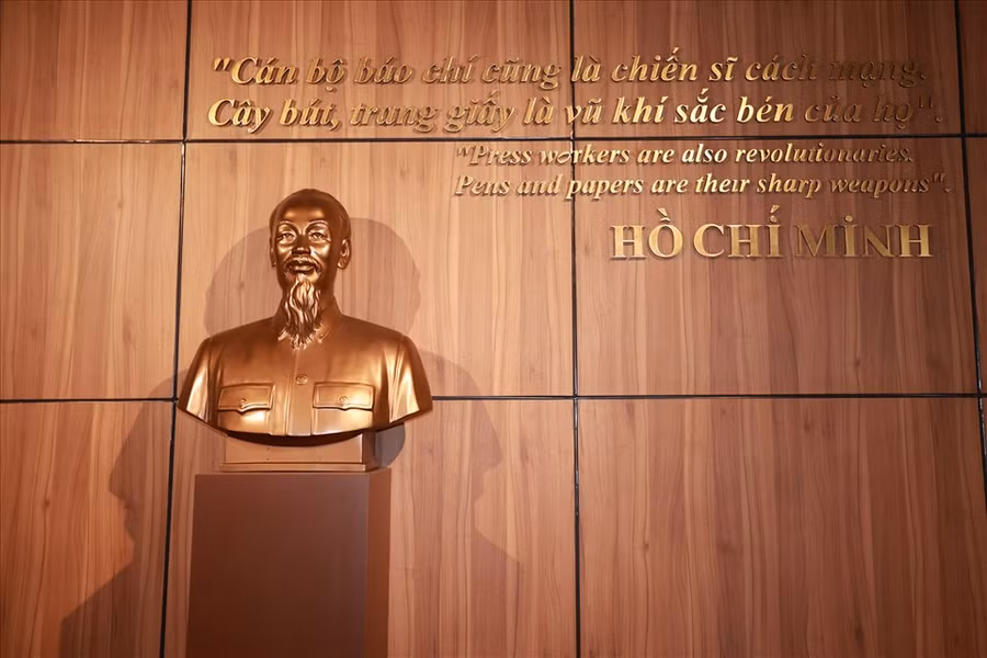 Hiện vật trưng bày tại Bảo tàng Báo chí Việt Nam chia làm 5 giai đoạn: 1865-1925, 1925-1945, 1945-1954, 1954-1975 và 1975 đến nay. Bác Hồ là người khai sinh ra nền báo chí Cách mạng Việt Nam.