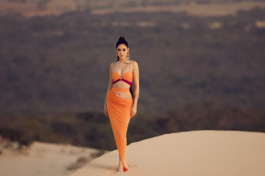 Tông màu cam rực rỡ làm nổi bật làn da của Khánh Vân, đây cũng là gam màu cô chọn cho trang phục dạ hội đêm chung kết tại Miss Universe vừa qua. Gắn bó với Khánh Vân ở nhiều sự kiện ý nghĩa nên với cô, màu cam là màu sắc rất đặc biệt. Ảnh: Nguyễn Long.