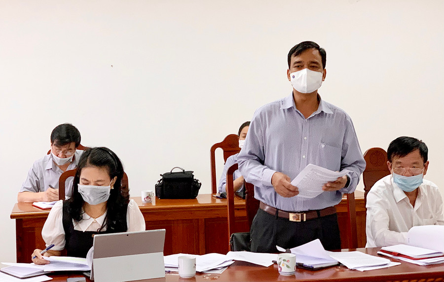 Phó Giám đốc Sở Y tế Đinh Hà Nam thông tin tình hình dịch bệnh tại cuộc họp. Ảnh: Như Nguyện Ông Đinh Hà Nam-Phó Giám đốc Sở Y tế tỉnh thông tin tình hình dịch bệnh tại cuộc họp. Ảnh: Như Nguyện