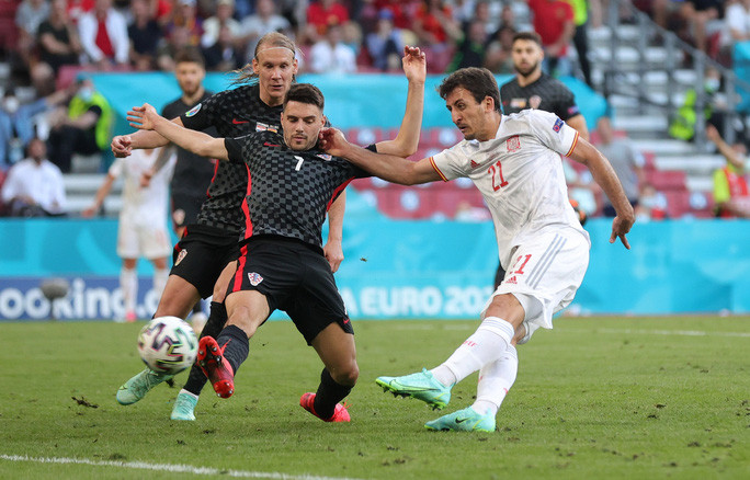 ...và các chân sút Tây Ban Nha giành quyền vào tứ kết