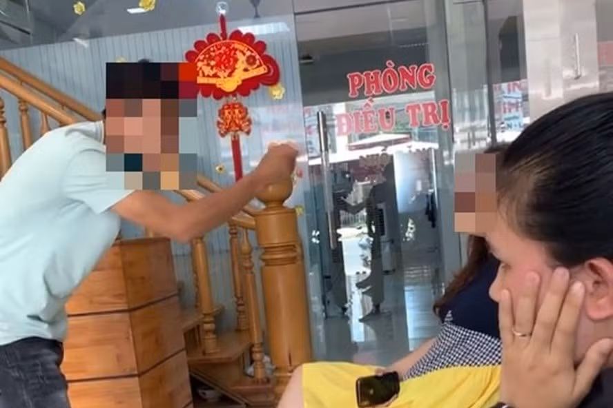 Chồng chị G. tranh cãi kịch liệt với một người được cho là chủ phòng khám Nha khoa Khánh Kiều. Ảnh cắt từ clip