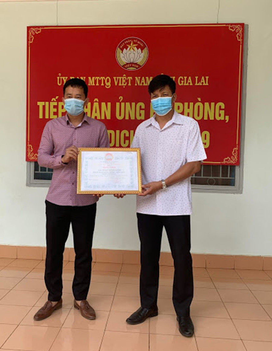 Ông Đinh Ngọc Hải (bìa phải, Phó Chủ tịch Ủy ban MTTQ Việt Nam tỉnh) trao bằng khen cho anh Phạm Thăng Bằng. Ảnh: Lê Đại Ông Đinh Ngọc Hải (bìa phải, Phó Chủ tịch Ủy ban MTTQ Việt Nam tỉnh) trao tặng Bằng khen cho anh Phạm Thăng Bằng. Ảnh: Lê Đại