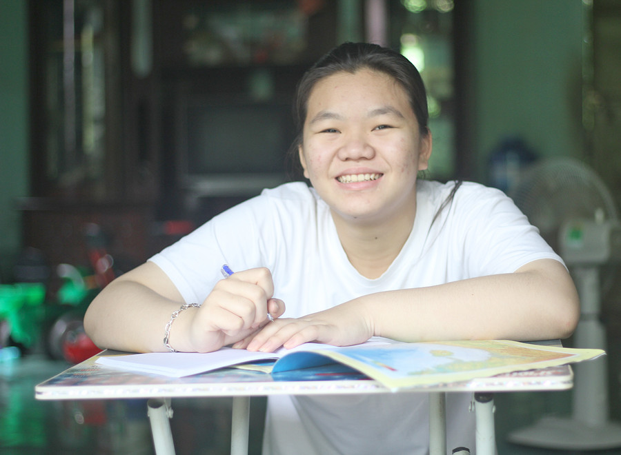 Em Lê Thị Hương (thôn 8, xã Ia Tô, huyện Ia Grai) đang được dự án Em nuôi hỗ trợ học bổng, sách giáo khoa, đồ dùng học tập. Ảnh: Thủy Bình