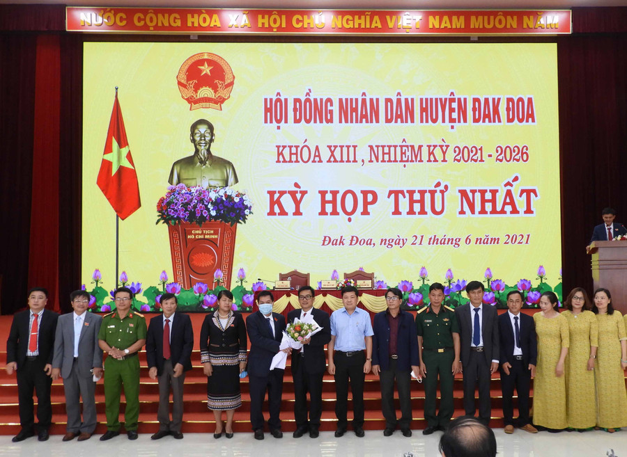 THANH NHẬT -Các chức danh UBND huyện Đak Đoa khoá XIII ra mắt nhận nhiệm vụ DSCN0356 (1)
