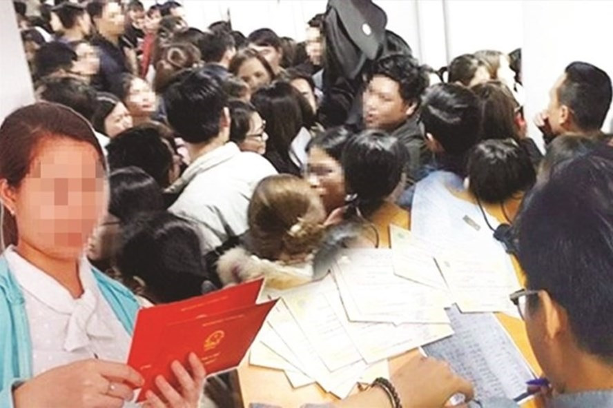 Hình ảnh công chức, viên chức đi thi chứng chỉ để đủ các điều kiện trong tuyển dụng, nâng ngạch, thăng hạng công chức, viên chức. Ảnh cắt từ clip điều tra của Lao Động năm 2019. Hình ảnh công chức, viên chức đi thi chứng chỉ để đủ các điều kiện trong tuyển dụng, nâng ngạch, thăng hạng công chức, viên chức. Ảnh cắt từ clip điều tra của Lao Động năm 2019.