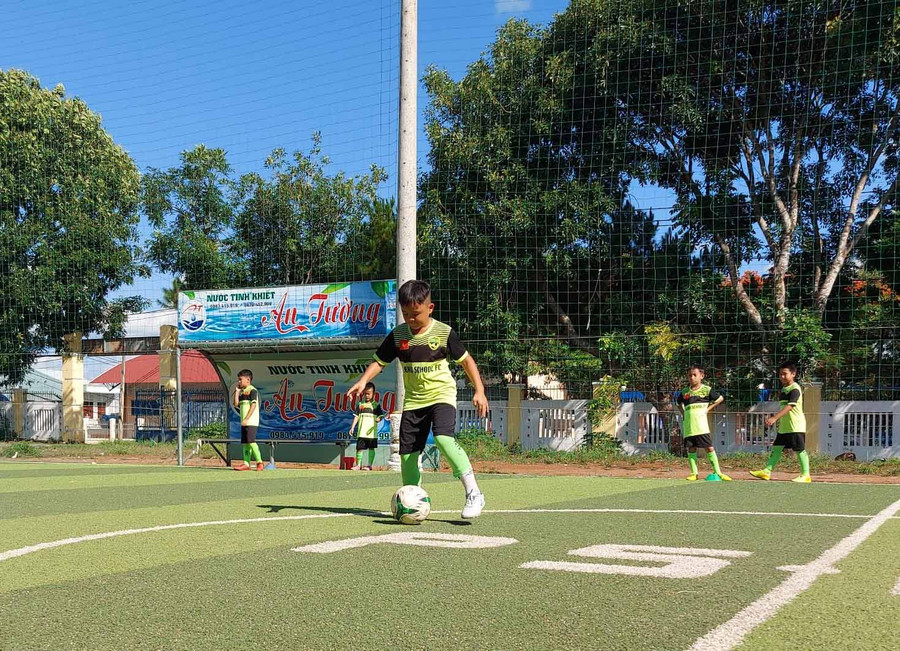 Các cầu thủ đội U 11 tỉnh Gia Lai tập luyện trước giải. Ảnh T.D