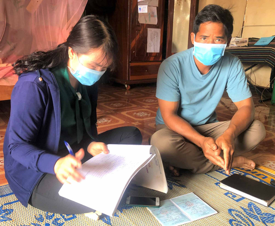 Công chức Văn hóa-Xã hội xã Hnol (huyện Đak Đoa) hướng dẫn điều tra viên làng Bot Grek thu thập thông tin cung-cầu lao động. Ảnh: Đinh Yến