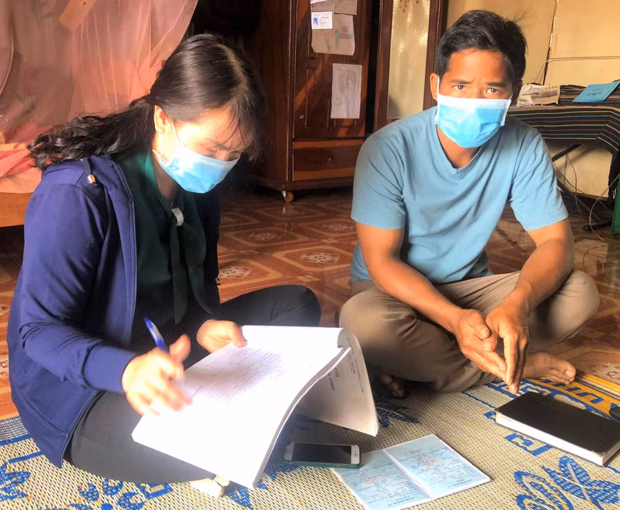 Công chức Văn hóa-Xã hội xã Hnol (huyện Đak Đoa) hướng dẫn điều tra viên làng Bot Grek thu thập thông tin cung-cầu lao động. Ảnh: Đinh Yến