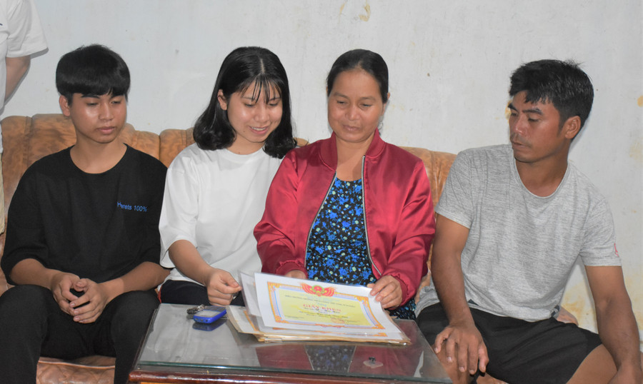 Vợ chống anh Siu Moih tự hào trước thành tích học tập của các con. Ảnh Trần Dung