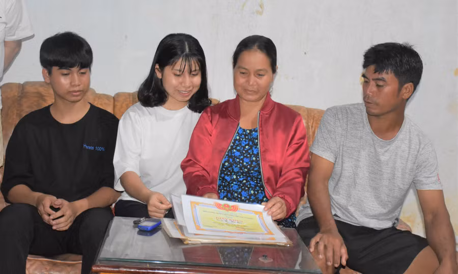 Vợ chống anh Siu Moih tự hào trước thành tích học tập của các con. Ảnh Trần Dung