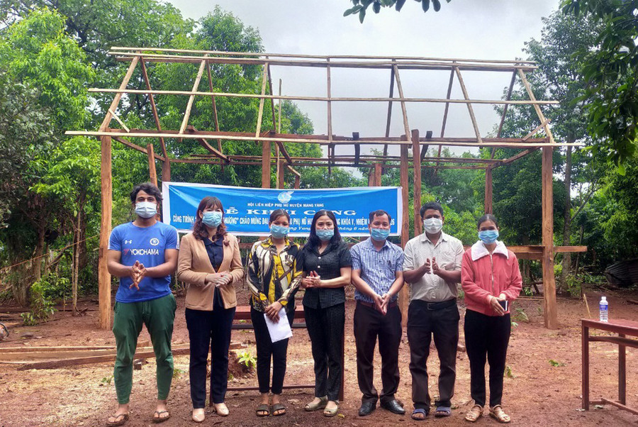 Đại diện Hội Liên hiệp Phụ nữ huyện bàn giao tiền hỗ trợ làm nhà cho gia đình chị Đip. Ảnh: Hồng Thương Hội LHPN huyện đã bàn giao tiền hỗ trợ làm nhà cho gia đình chị Đip. Ảnh: Hồng Thương